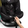 A hand is shown adjusting the harness of a black car seat. Produktbild-Vorschau