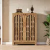 A wooden cabinet with slatted doors, decorated with a vintage radio and two decorative objects on top, stands against a textured wall. A large green plant in a woven pot is visible to the right. Anteprima dell’immagine prodotto