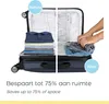 A suitcase is shown split into two halves, demonstrating the 'before' and 'after' of using vacuum storage bags for clothes. The 'before' side shows neatly folded clothes, while the 'after' side shows clothes compressed into a vacuum bag. Produktbild-Vorschau