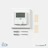 A white wall-mounted thermostat with a digital display and a rotary dial, along with mounting hardware and batteries, is presented against a plain white background. Produktbild-Vorschau
