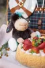 A plush sheep toy sits next to a cake decorated with strawberries, with a picnic basket in the background. Podgląd zdjęcia produktu