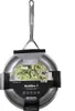 A stainless steel frying pan with a product label attached. Anteprima dell’immagine prodotto