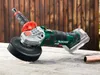 A cordless angle grinder is shown on a wooden table with a piece of copper pipe in the foreground. Produktbild-Vorschau