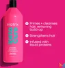 A bright pink bottle of Matrix Insta Cure shampoo is shown against a solid bright pink background, with text listing product features. Anteprima dell’immagine prodotto