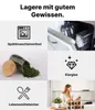 Collage, die Merkmale von Glasvorratsgläsern zeigt: spülmaschinenfest, klares Glas, lebensmittelecht, mit einer Frau, die Gewürzgläser organisiert Voir les images du produit