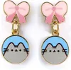Kolczyki Pusheen z różowymi kokardkami na niebieskim tle Anteprima dell’immagine prodotto 4