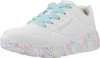 A single white sneaker with colorful accents is shown from a side-angle. Voir les images du produit
