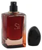 Armani Sì Intense 50 ml, transparenter Glasflakon mit tiefrotem Inhalt, goldenem Sì-Logo und abgenommenem schwarzem Verschluss. Vista previa de la imagen del producto