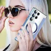 A woman wearing sunglasses holds a phone with a clear case and a light blue leather cardholder attachment. Produktbild-Vorschau