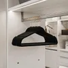 Samt Kleiderbügel schwarz 100 Stück mit goldenen Haken – Produktbild-Vorschau 2