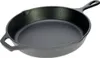 A black cast iron skillet is shown from a slightly elevated angle against a white background. Voir les images du produit