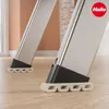 Close-up view of the feet of a Hailo ladder on a wooden floor. Anteprima dell’immagine prodotto