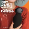 A person holding a black sheep-shaped water bottle. Produktbild-Vorschau