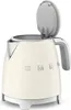 A close-up studio shot of a beige Smeg electric kettle with its lid open. Voir les images du produit