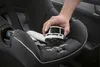 A hand is using a mini vacuum cleaner to clean crumbs from a car seat. Anteprima dell’immagine prodotto