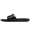 A side view of a black Nike slide sandal with a white Nike logo on the strap. Anteprima dell’immagine prodotto
