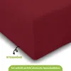 A close-up of a burgundy fitted sheet, with text overlays indicating product features. Produktbild-Vorschau
