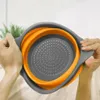 Hands holding a collapsible colander. Anteprima dell’immagine prodotto