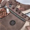 Close-up view of a brown high-top sneaker with a zipper and leopard print detail. Produktbild-Vorschau
