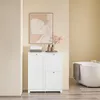 SoBuy Wäscheschrank BZR213-W in Weiß im Badezimmer mit Badewanne und Handtüchern Voir les images du produit