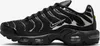 A side view of a black Nike Air Max Plus SE sneaker with chrome accents. Podgląd zdjęcia produktu