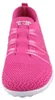 Auf dem Bild ist ein pinker Freizeitschuh zu sehen der auf einer weißen Oberfläche steht. Der Schuh wird von der linken Seite gezeigt und hat eine sportliche Optik. Podgląd zdjęcia produktu