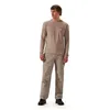 Mann trägt ein langärmliges; beiges T-Shirt von Berghaus; kombiniert mit hellen Hosen und schwarzen Schuhen. Produktbild-Vorschau