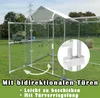 A chicken coop with an open door, set in a grassy field with trees and power lines in the background. A close-up inset shows a white plastic connector. Text overlays describe features. Voir les images du produit
