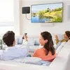Schwarze Flachbild-TV-Antenne an einer weißen Wand neben einem großen Fernseher, mit Personen, die auf einem Sofa zuschauen Productafbeelding-voorbeeld