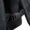 A close-up of a black buckle and strap on a black bag. Produktbild-Vorschau