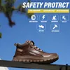 A brown work boot is displayed against a blue sky with green foliage in the background. Text and icons highlighting safety features are overlaid on the image. Produktbild-Vorschau