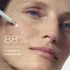 Close-up of a woman's face with a serum applicator, highlighting a statistic about wrinkle reduction. Anteprima dell’immagine prodotto