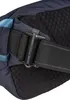 A close-up view of a black buckle and strap on a navy blue bag. Produktbild-Vorschau
