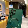 A close-up view of the back of a green smartphone case with multiple camera lenses and a circular magnetic ring. Náhled obrázku produktu