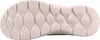 Das Bild zeigt eine beige Sandale die auf der Innenseite betrachtet wird. Die Sandale hat einen breiten strap mit einer geschlossenen Zehenpartie und einer offenen Ferse. Produktbild-Vorschau
