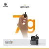 A hand holding a small black earbud with a large orange '7g' graphic in the background, and a charging case with two earbuds at the bottom. Anteprima dell’immagine prodotto