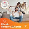 A family is on a couch, with a close-up inset showing a smoke detector and its magnetic mount. Produktbild-Vorschau