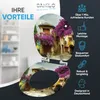 A toilet seat lid and seat are shown with a decorative image of a European street scene with purple flowers. Text highlights product benefits. Anteprima dell’immagine prodotto