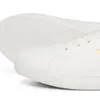 Close-up view of the sole and side of a white sneaker. Voir les images du produit