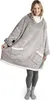 A woman is wearing a gray sherpa hoodie blanket. Produktbild-Vorschau