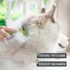 A person is using a grooming tool on a dog's fur, with text overlays highlighting product features. Voir les images du produit