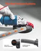 A person wearing gloves is holding an angle grinder with a dust collection shroud attached, connected to a vacuum hose. Voir les images du produit