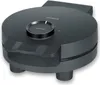 A black waffle maker is shown from a diagonal angle against a white background. Anteprima dell’immagine prodotto