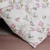 A close-up view of a floral patterned duvet cover. Voir les images du produit