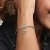 A person's arm wearing a silver bracelet with a horseshoe charm. Anteprima dell’immagine prodotto