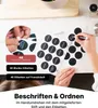 Schwarze runde Gewürzetiketten werden von einem Bogen abgezogen und mit einem weißen Stift beschriftet, mit deutschen und französischen Texteinblendungen Produktbild-Vorschau