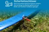 A blue pool cover is laid out on grass, secured by a metal stake with a red handle. The image is overlaid with text and an icon. Anteprima dell’immagine prodotto