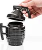 A hand is shown holding the lid of a black, grenade-shaped mug. Voir les images du produit