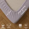 A close-up of a fitted sheet corner showing the elasticized edge and some product feature icons and text. Produktbild-Vorschau