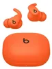 A pair of orange wireless earbuds and their charging case, all featuring the Beats logo. Anteprima dell’immagine prodotto